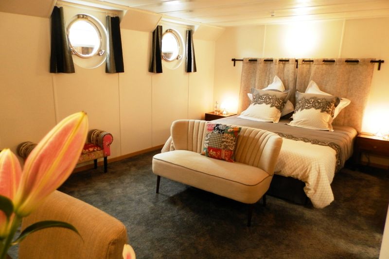 Una de las elegantes Suites a bordo de la barcaza "Finesse" CRUCEROS FLUVIALES POR CANALES FINESSE EUROPEAN WATERWAYS CRUCEROS FRANCIA CRUCEROS BORGOÑA BOURGOGNE CRUISES SOUTHERN BURGUNDY CRUISES CANAL DE LA BORGOÑA CRUCEROS CRUCEROS DE LUJO CHARTER CRUCEROS CHARTER BARCAZAS PENICHE CRUISES CROISIERE BORGOGNE #Finesse #EuropeanWaterways #CruiseBarge #BargeCruises #HotelBarge #Barcazas #Crucerosdelujo #CrucerosFrancia #CrucerosCanales #FinesseCroisieres #FinesseCruises #CrucerosPrivados #AlquilerBarcos #Charter #Crucerosenfamilia #CrucerosenGrupo #CrucerosEuropa #EuropeanCruises